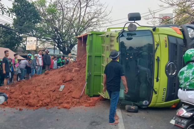 Sopir Truk Tanah Penyebab...