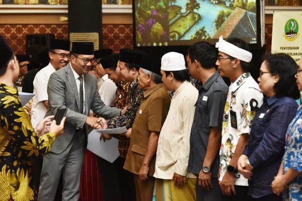 Gubernur Jabar Serahkan...
