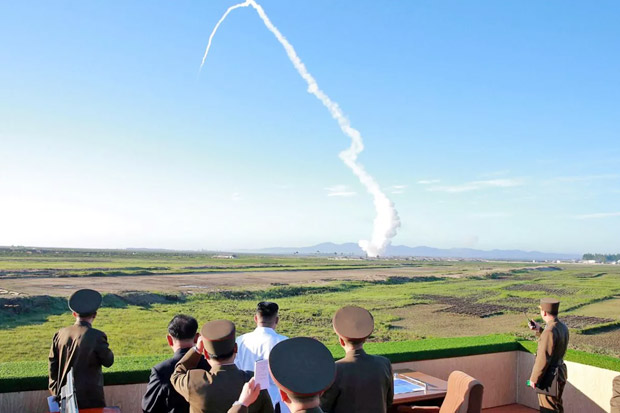 Disaksikan Jong-un,...