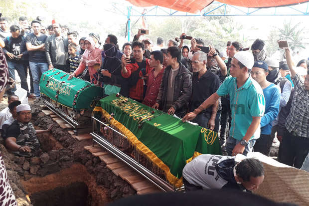 Isak Tangis Iringi Pemakaman...