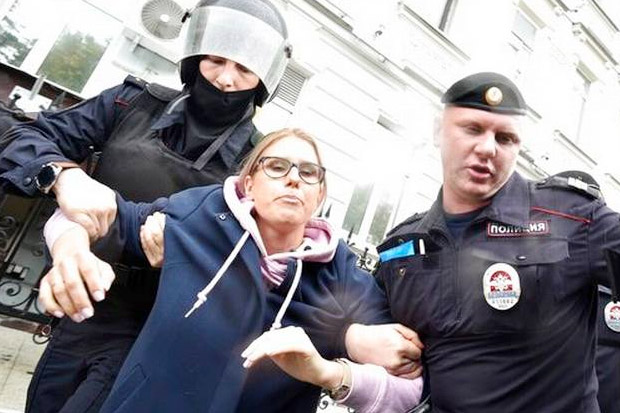 Polisi Rusia Tahan Ratusan...
