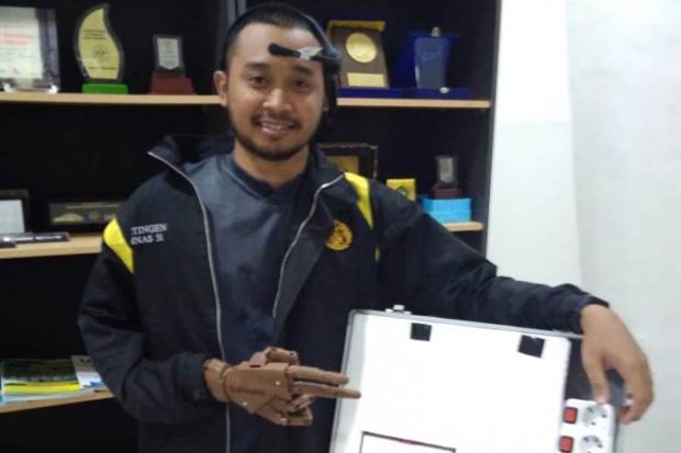 UI Kembangkan Tangan...