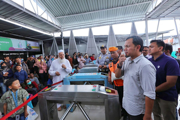 Penumpang KRL Menumpuk...