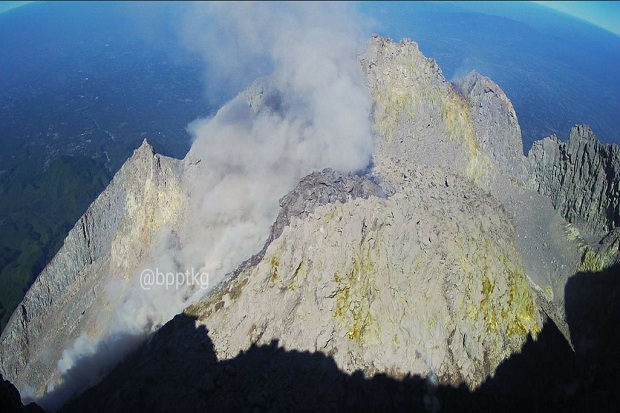 Gunung Merapi Muntahkan...