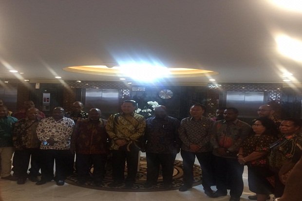 Datangi DPR, Bupati...