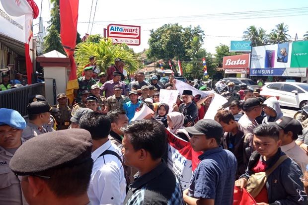 Demonstrasi Warnai Pelantikan...