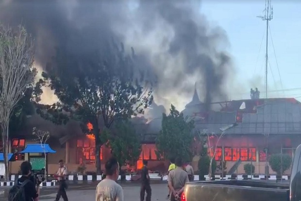 Markas Polda NTT Terbakar