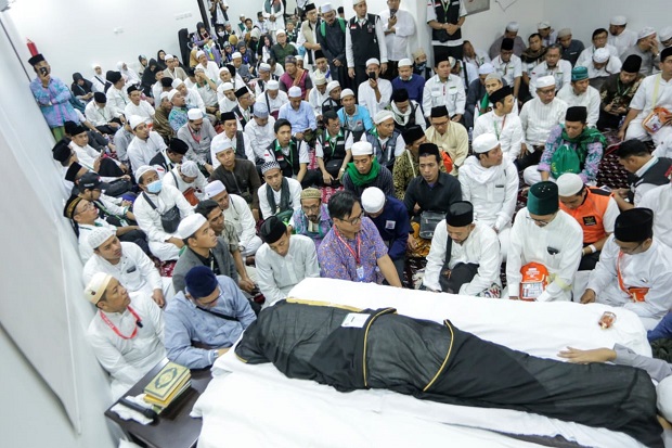 Mbah Moen Dimakamkan...
