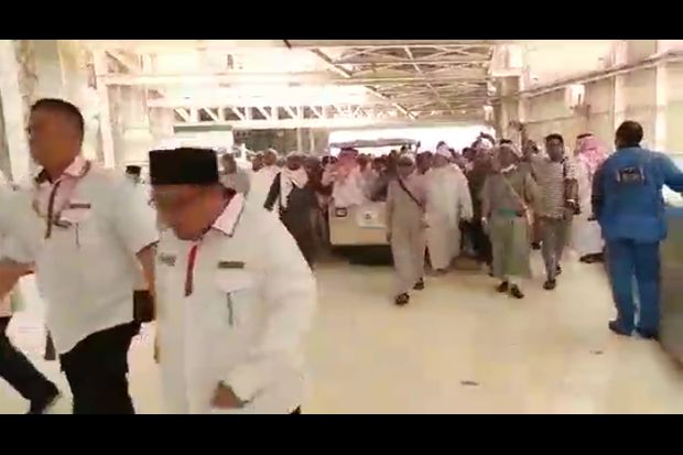 Ribuan Jamaah Haji Salat...