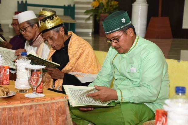KH. Mbah Maimoen Berpulang,...
