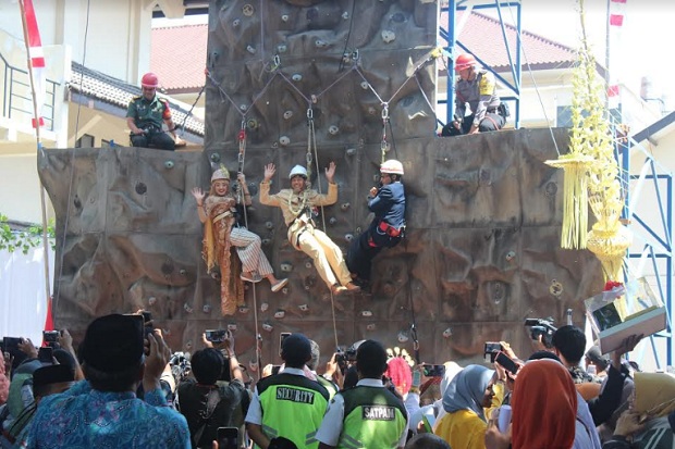 Unik, 17 Pasangan Nikah...