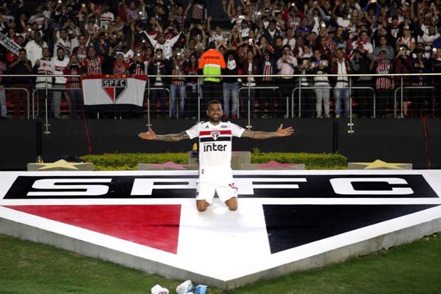 Gabung Sao Paulo, Alves...