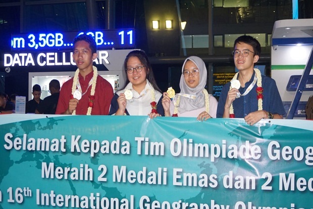 4 Pelajar Bawa Indonesia...