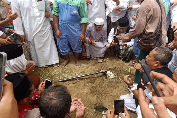Ulama Sepuh Pimpin Doa...