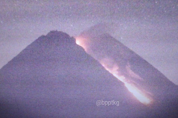 Gunung Merapi Semburkan...