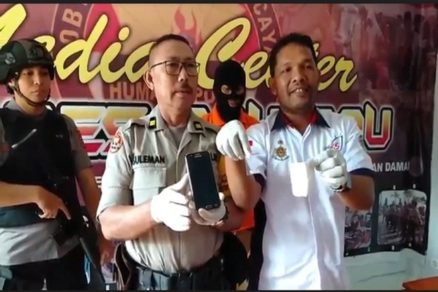 Beli Narkoba dengan...