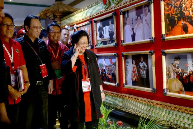 Kunjungi Pameran Foto,...