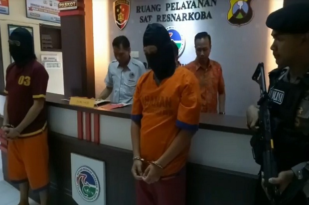 Terdesak Biaya Kuliah,...