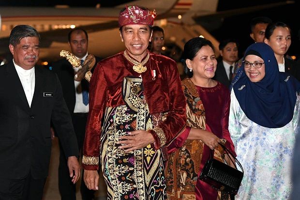 Kenakan Busana Bali,...