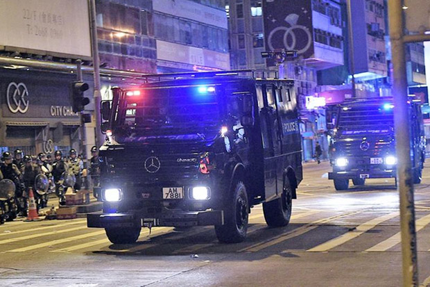 Hadapi Demonstran, Polisi...
