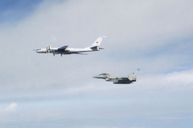 Didekati 2 Bomber Tu-95...
