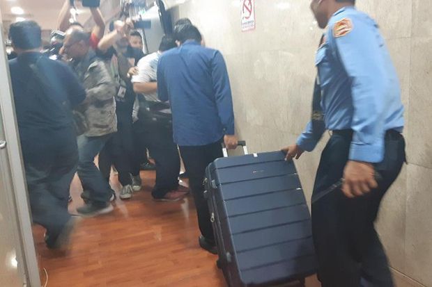 KPK Bawa Dua Koper dari...