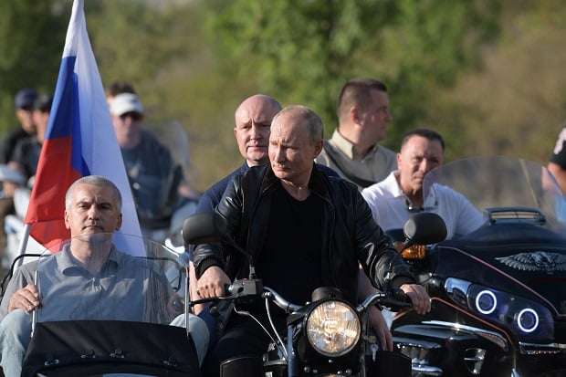 Putin Konvoi dengan...