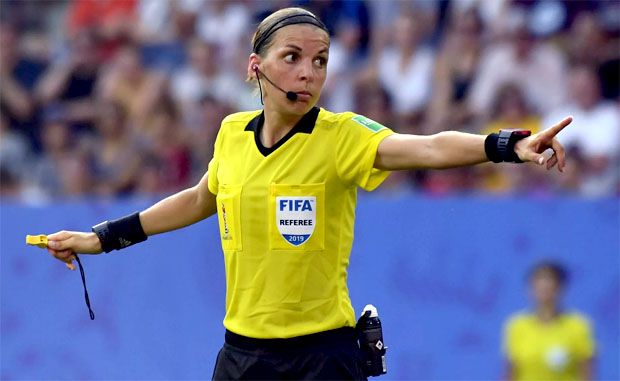 Wasit Wanita Pimpin...