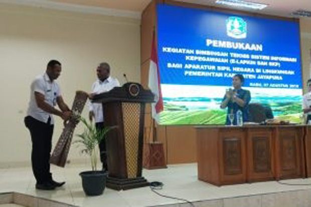 Bupati Mathius Awoitauw:...