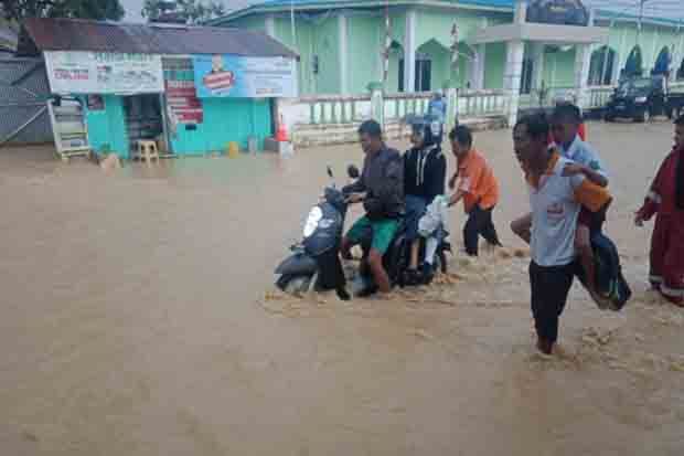 Banjir Rendam Dusun...