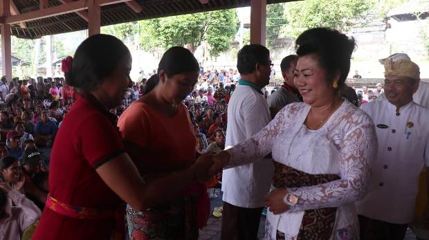 Bupati Mas Sumatri Serahkan...