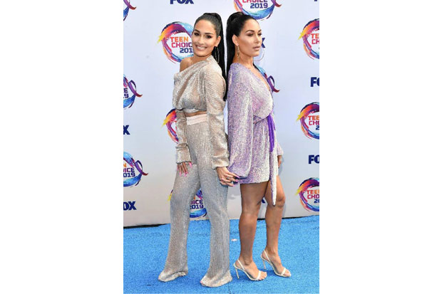 Nikki dan Brie Bella,...
