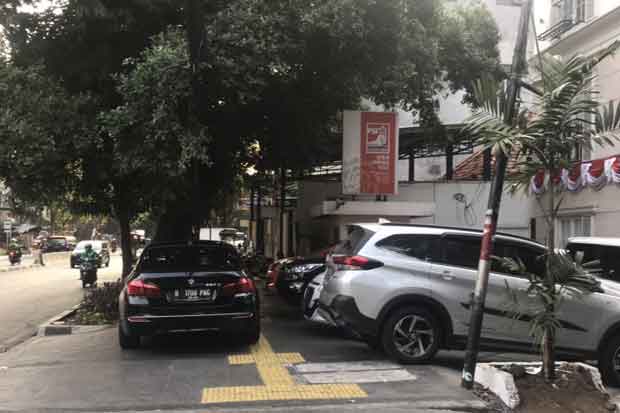 Parkir di Trotoar, Sudinhub...