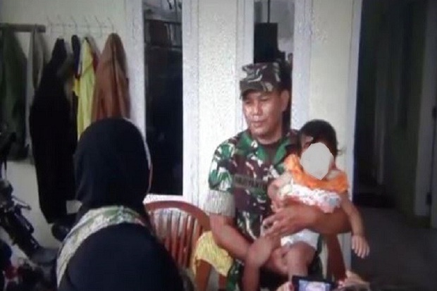 Bayi Ini Ditemukan Memeluk...