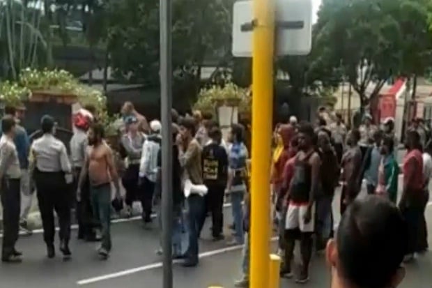 Polisi Pukul Mundur...
