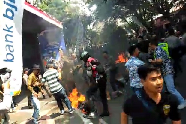 Mahasiswa Bakar Ban...