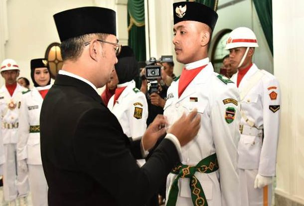Ridwan Kamil Mengukuhkan...
