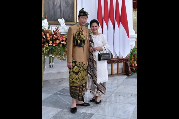 Foto Bareng Iriana Kenakan...