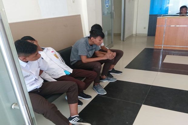 Asik Ngelem, 4 Siswa...