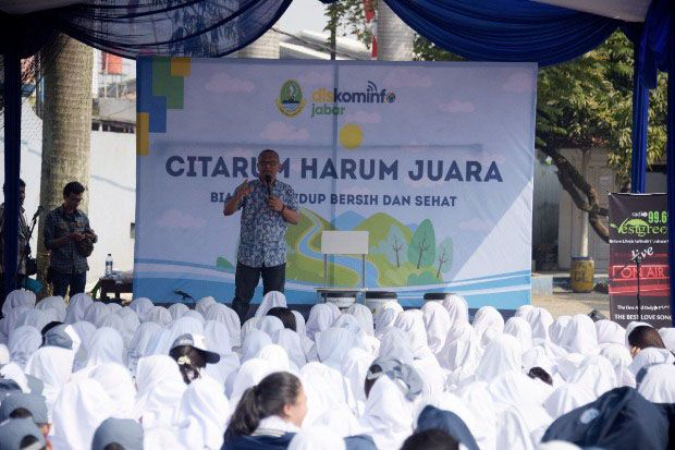 Diskominfo Jabar Sosialisasikan...