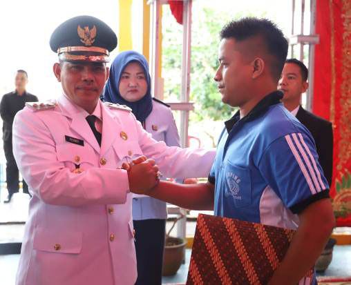 Wawako Solok Serahkan...