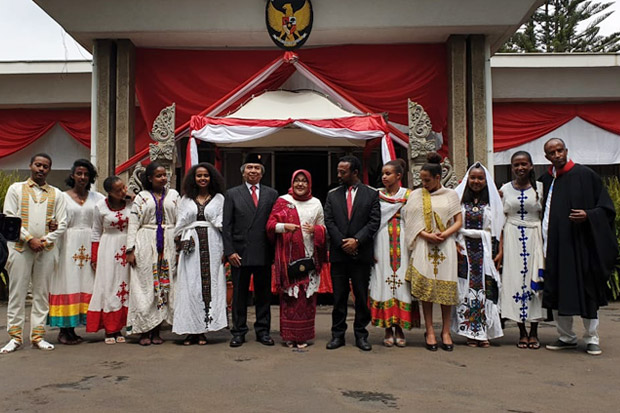 Tokoh Pemuda, Seniman...