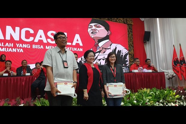 Megawati Beri Buku Kisah...