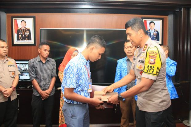Tolong Polisi yang Terbakar,...