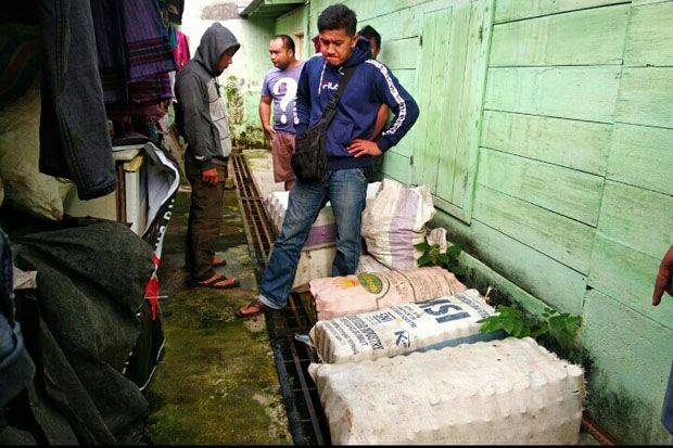 Polisi Gerebek Rumah...