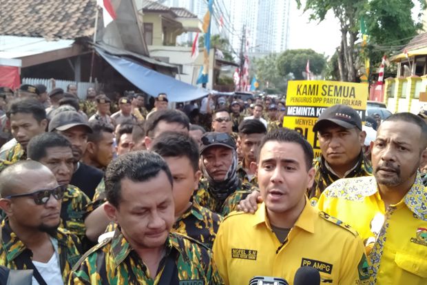 Desak Gelar Pleno, Massa...