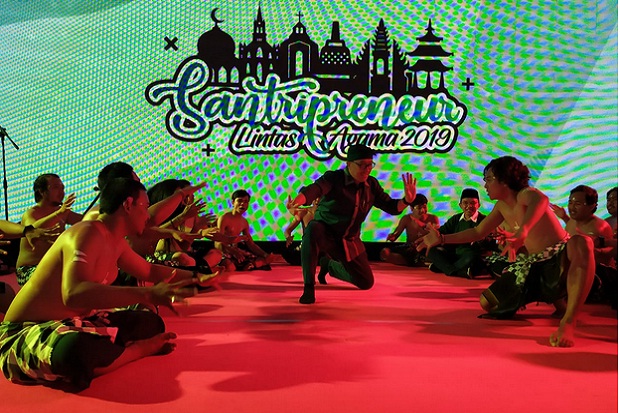Menpora Menari Kecak...