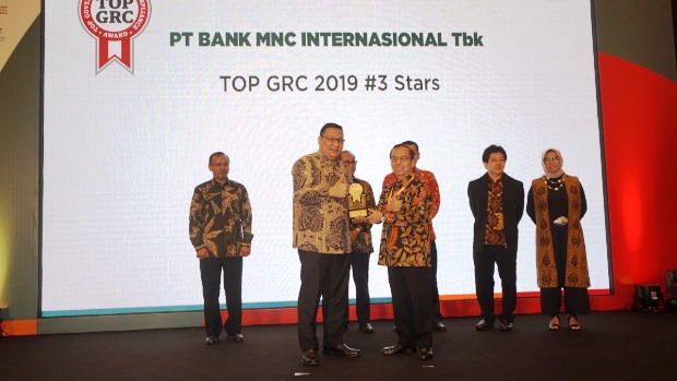 MNC Bank Raih Penghargaan...
