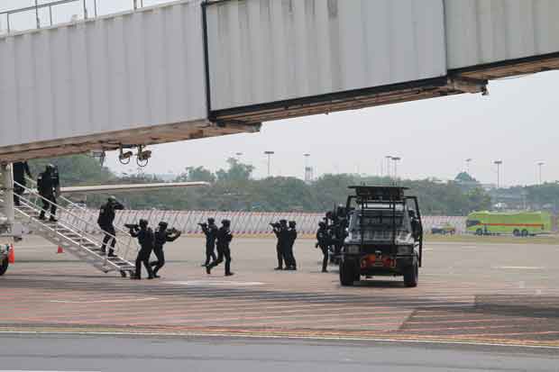 Petugas Avsec dan Penumpang...