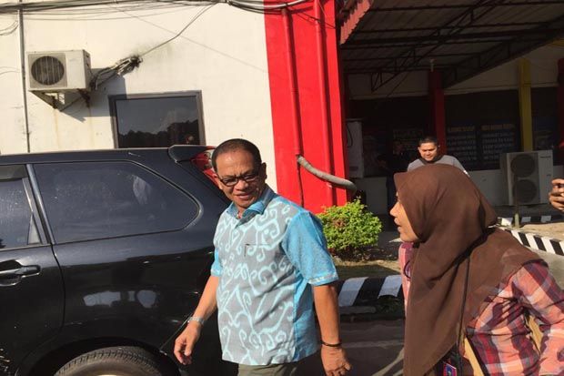 Bupati Lingga Alias...